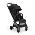 Carrinho de passeio compacto Nuna VIAA cabn em preto Caviar aberto e fechado com dimensões.