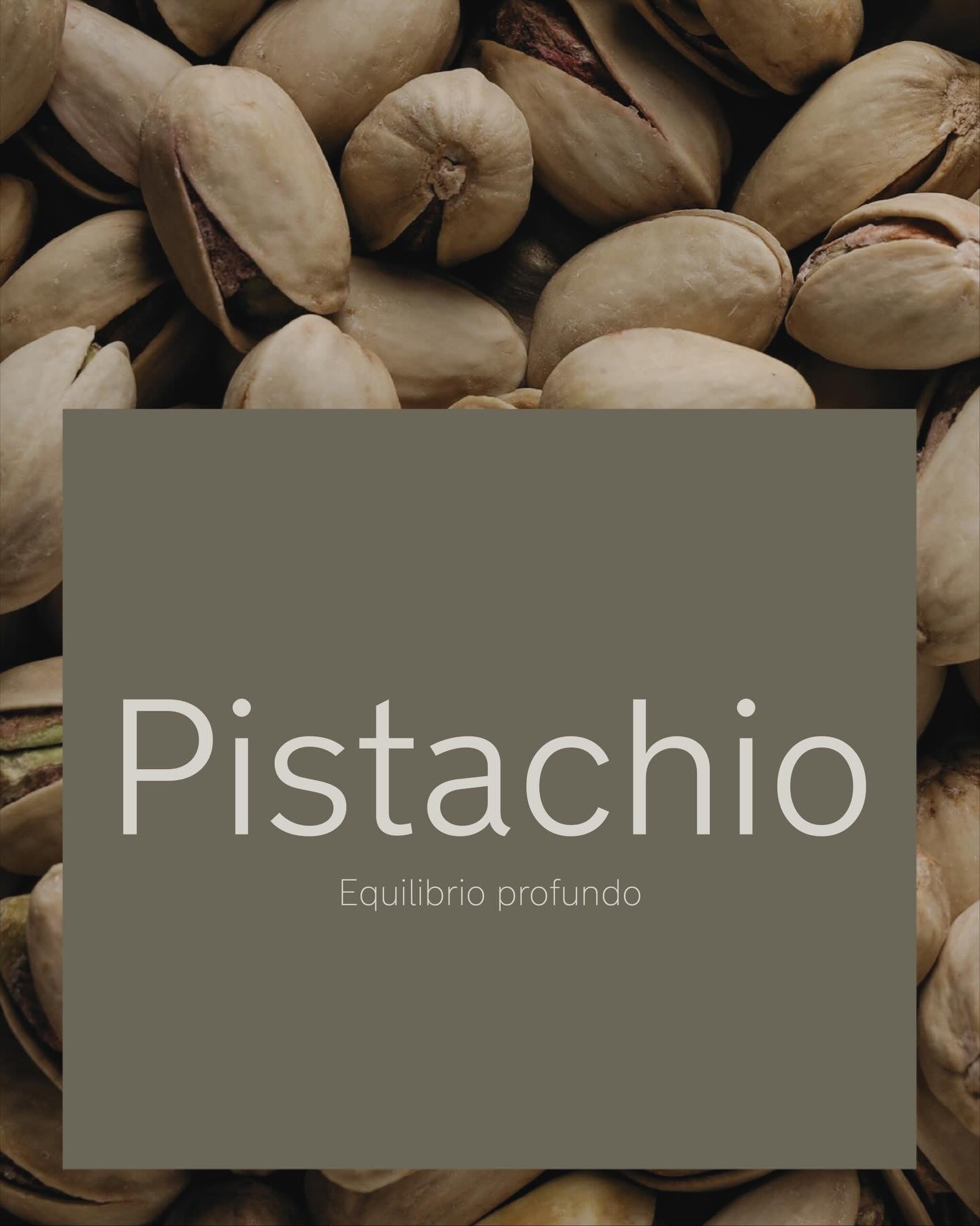 Palete de cores "Pistachio" para o carrinho Nuna SWIV, mostrando um tom verde-acinzentado profundo sobre fundo de pistácios.