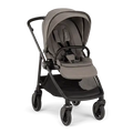 Carrinho de passeio Nuna SWIV Stroller cinzento, compacto, com assento reversível e arnês de segurança visível.