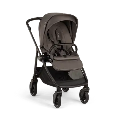 Carrinho de passeio Nuna SWIV Stroller cinzento, exibindo a estrutura robusta e as rodas com suspensão, pronto para uso.