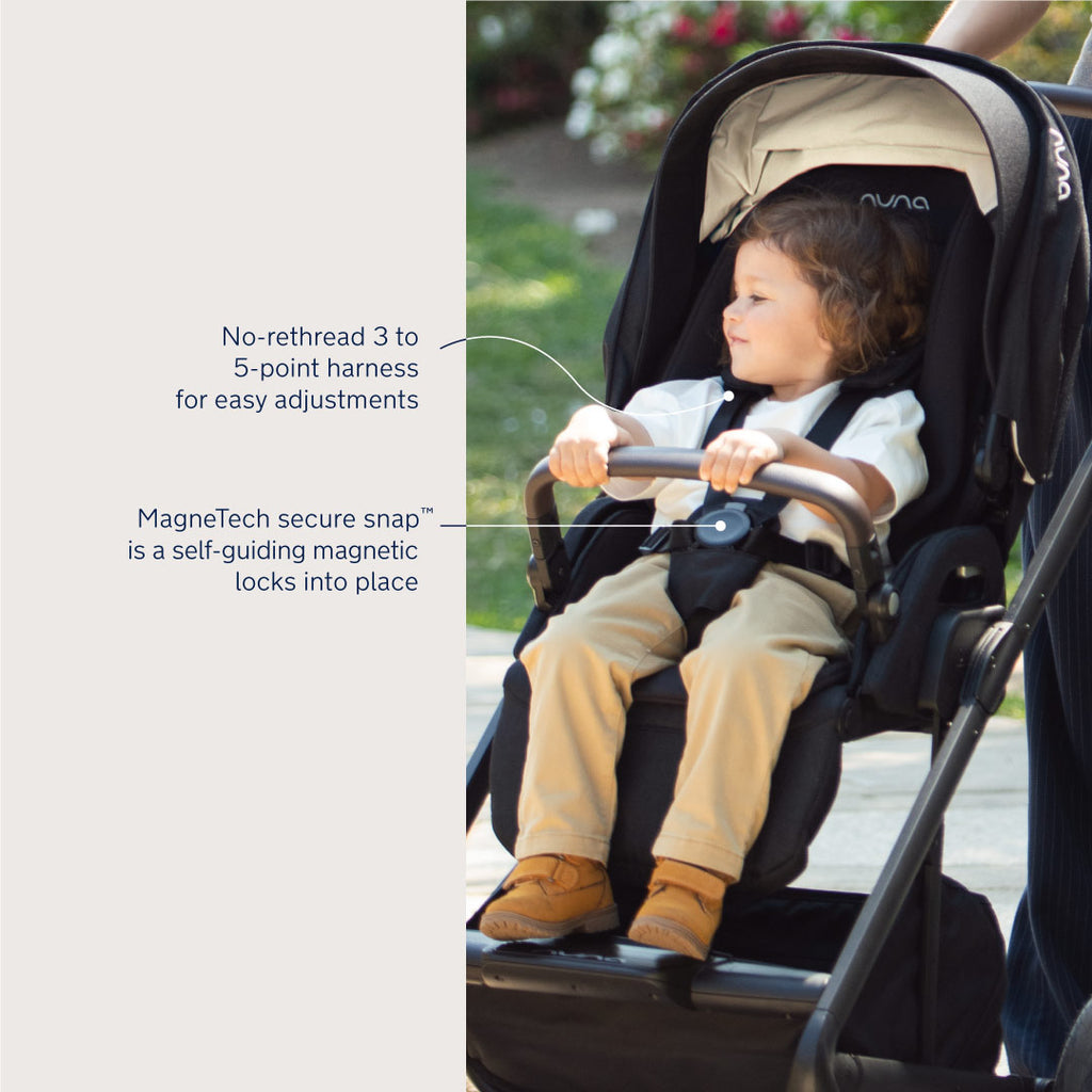 O carrinho Nuna MIXX NEXT com assento virado para o pai/mãe, mostrando o apoio de pés ajustável e o tecido respirável Air Mesh.
