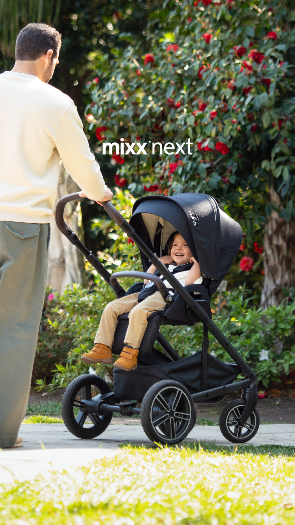 Cesto de arrumação grande na base do carrinho Nuna MIXX NEXT, com bolso escondido visível.