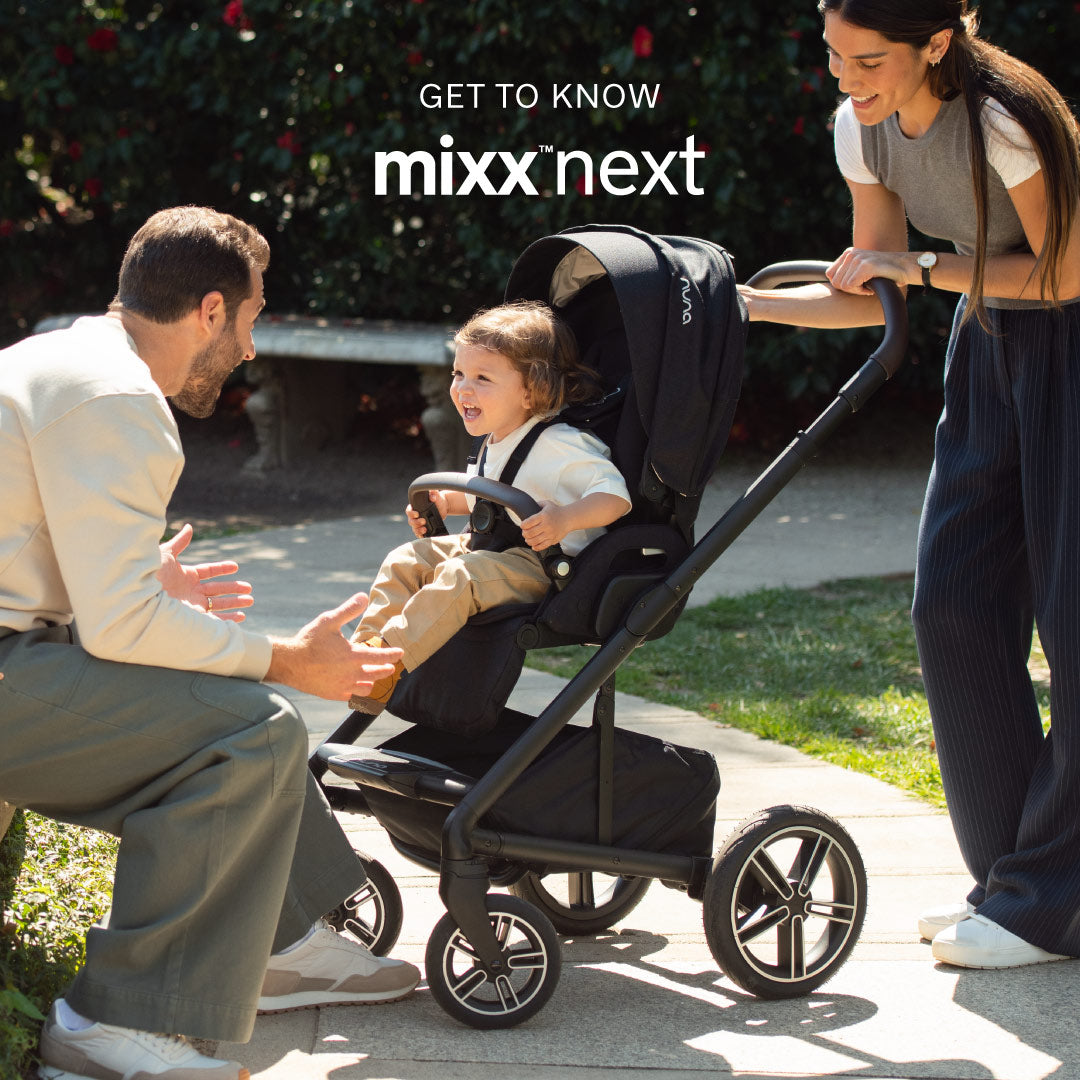 Carrinho de passeio Nuna MIXX NEXT em cor escura, dobrado de forma compacta, pronto para transporte ou arrumação.