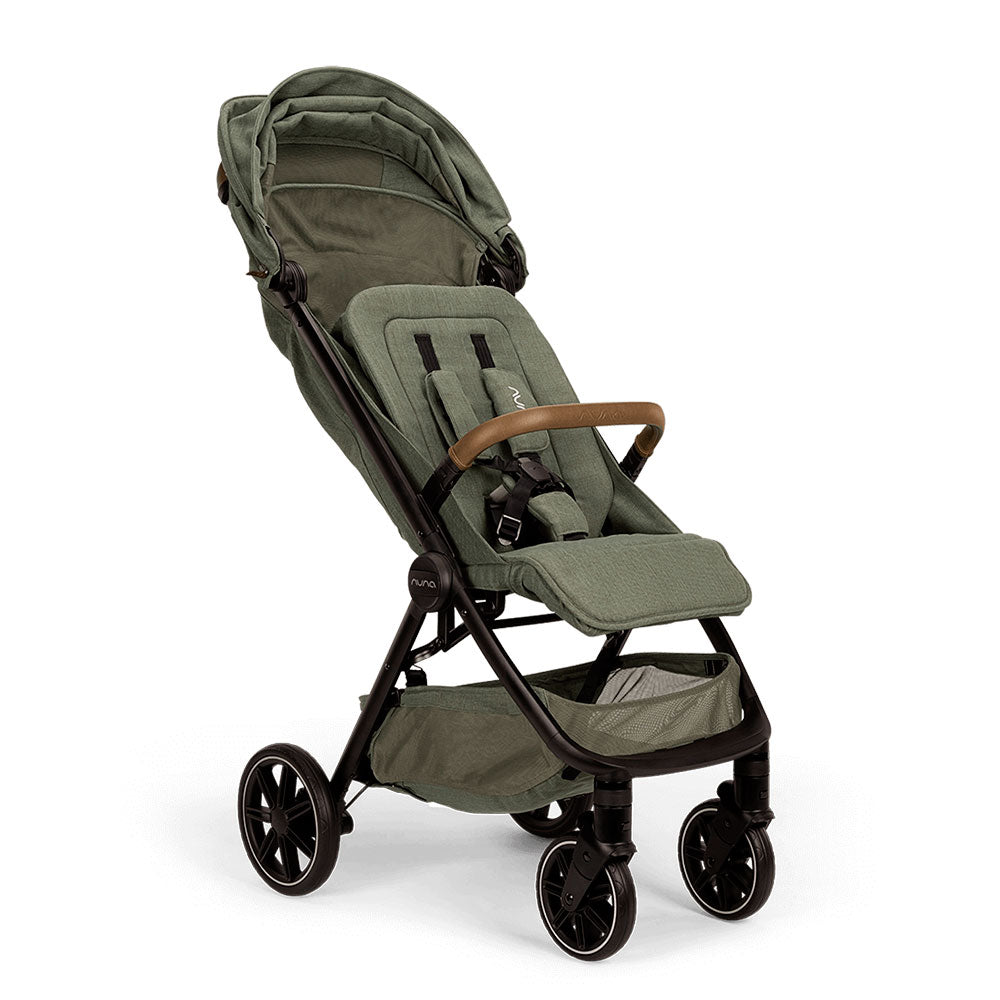 Carrinho de passeio Nuna TRVL LX verde, ângulo frontal-lateral, mostrando o assento ergonómico, arnês e detalhes premium.