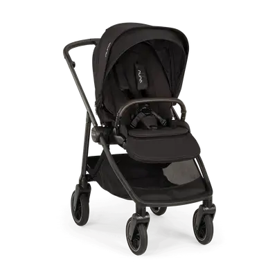 Carrinho de passeio Nuna SWIV preto, visto de frente, com assento reversível e capota estendida, pronto a usar.