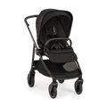Carrinho de passeio Nuna SWIV preto, visto de frente, com assento reversível e capota estendida, pronto a usar.