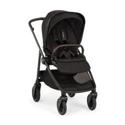 Carrinho de passeio Nuna SWIV preto, visto de frente, com assento reversível e capota estendida, pronto a usar.