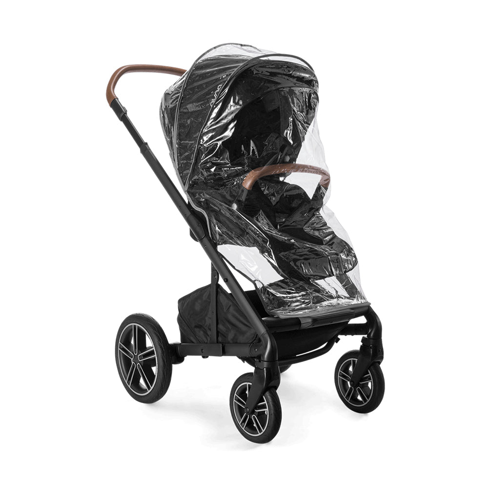 Carrinho de passeio Nuna MIXX NEXT preto com capa de chuva transparente instalada, destacando o design robusto e as rodas.