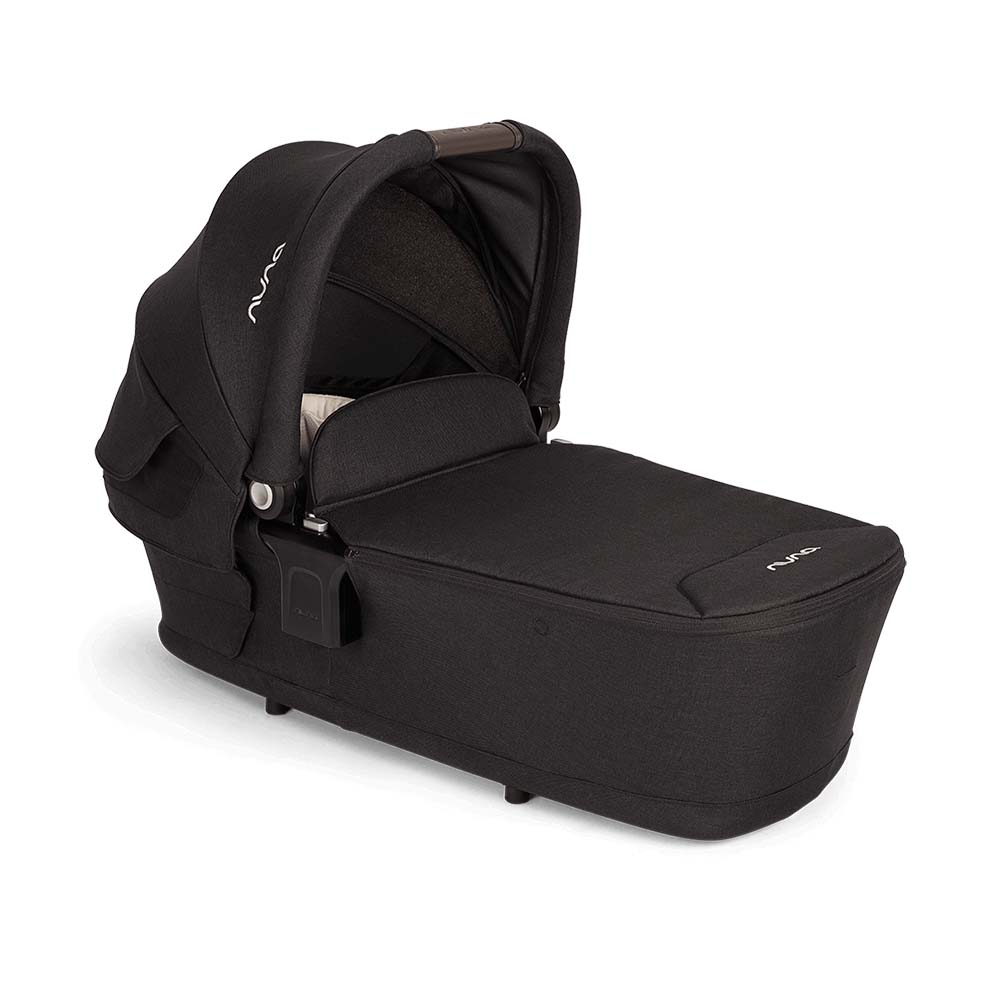 Alcofa Nuna (compatível com o sistema DUO/TRIO) na cor Caviar, vista em ângulo, com capota estendida e interior acolchoado.