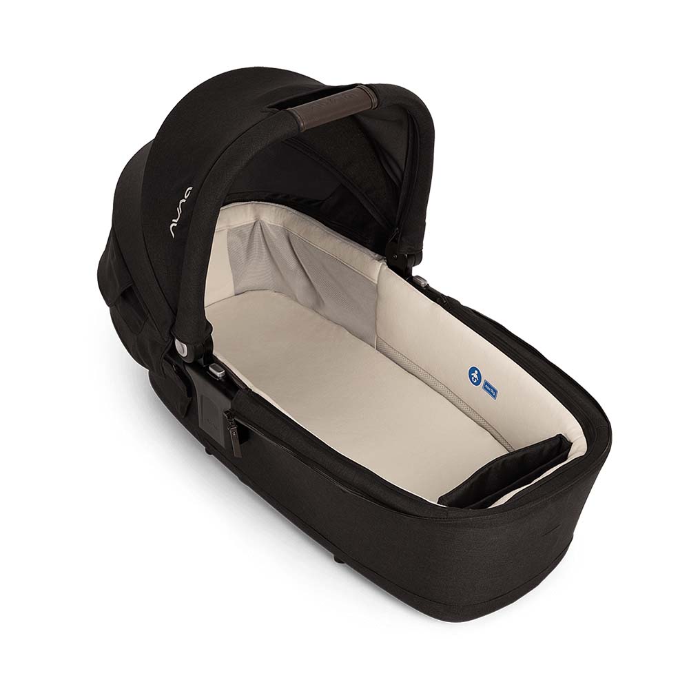Alcofa Nuna LYTL/CARI preta (Caviar) para carrinho SWIV 360, vista de cima, com interior claro e pega de transporte.