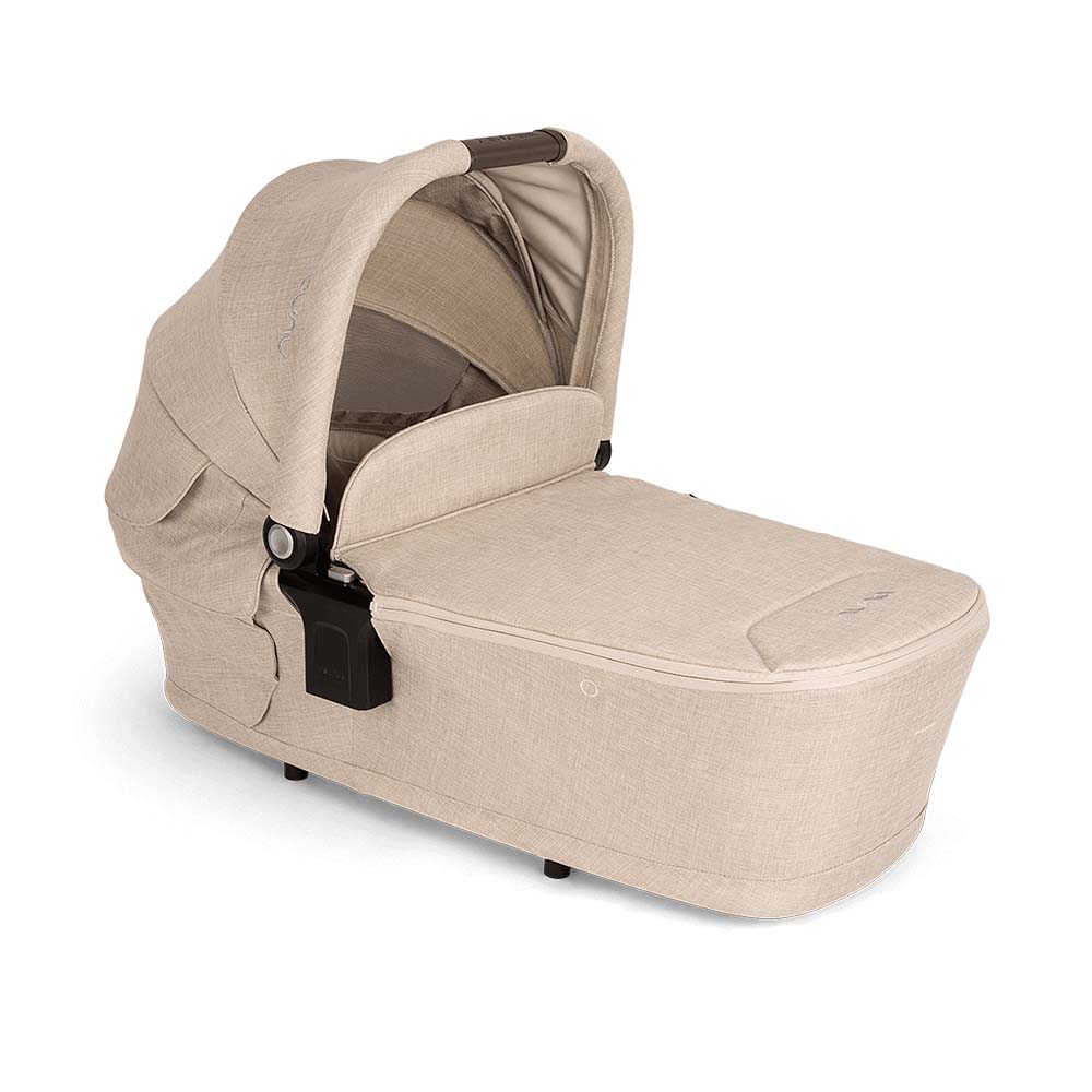 Alcofa Nuna LYTL™ ou CARI™ na cor Biscoti, vista em ângulo, com capota aberta, ideal para o sistema de viagem do carrinho SWIV 360.