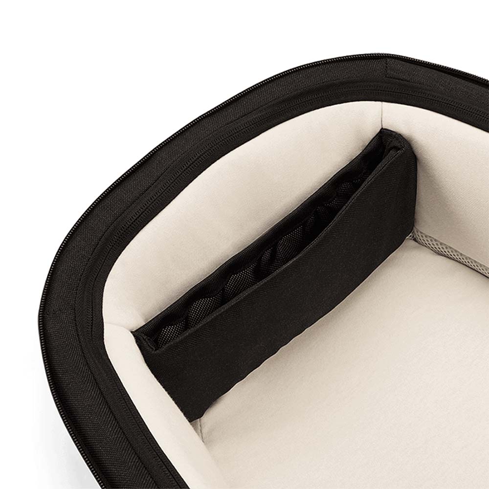 Detalhe do interior do cesto de arrumação do carrinho Nuna, mostrando um bolso organizador com divisórias em malha.