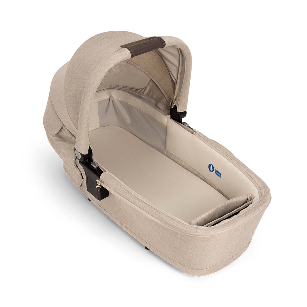 Alcofa Nuna LYTL/CARI compatível com o carrinho SWIV, em tecido bege, com interior suave e capota protetora.