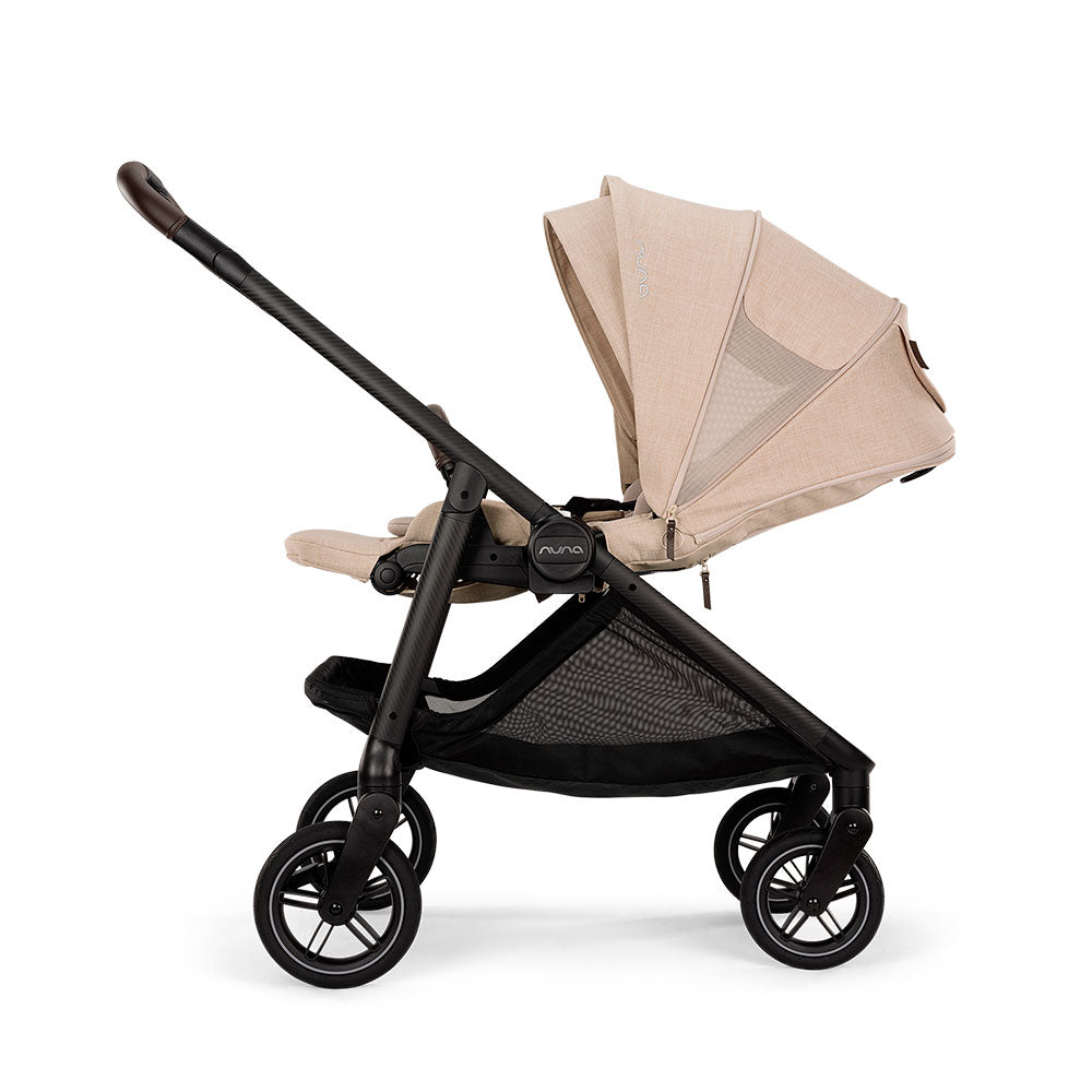 Carrinho Nuna SWIV Biscoti de perfil, evidenciando o quadro leve, assento virado para a frente e suspensão nas 4 rodas.