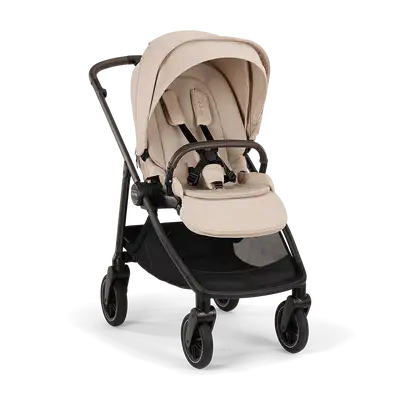 Carrinho de passeio Nuna SWIV 360 Biscoti, assento reversível em tom bege claro, estrutura preta e rodas pretas, visto de frente em ângulo.