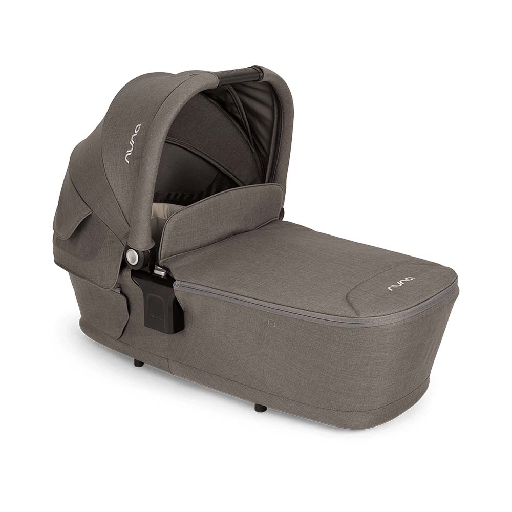 Alcofa Nuna (compatível com o sistema de viagem SWIV) em tecido cor Granite, com capota extensível e design luxuoso para recém-nascidos.