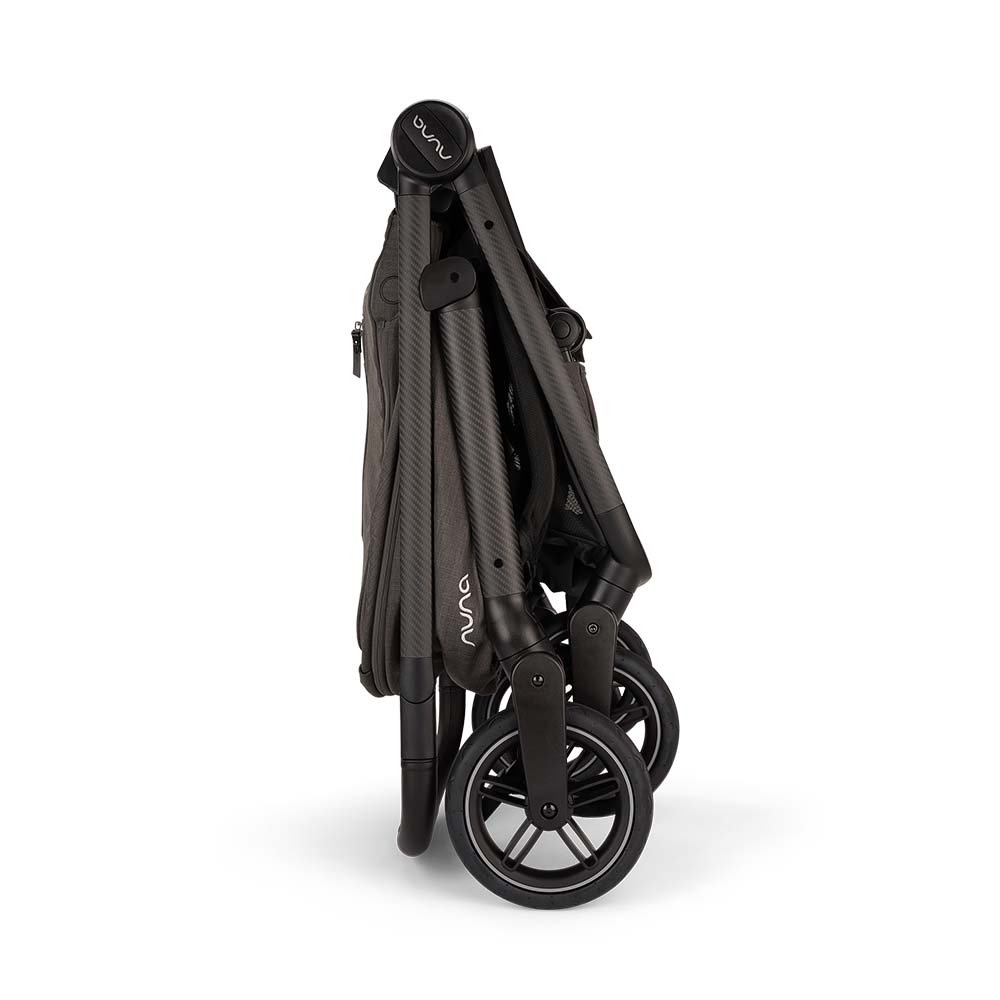 Carrinho Nuna SWIV 360 dobrado de forma compacta, mantendo-se de pé, evidenciando o design elegante e a estrutura dobrável.