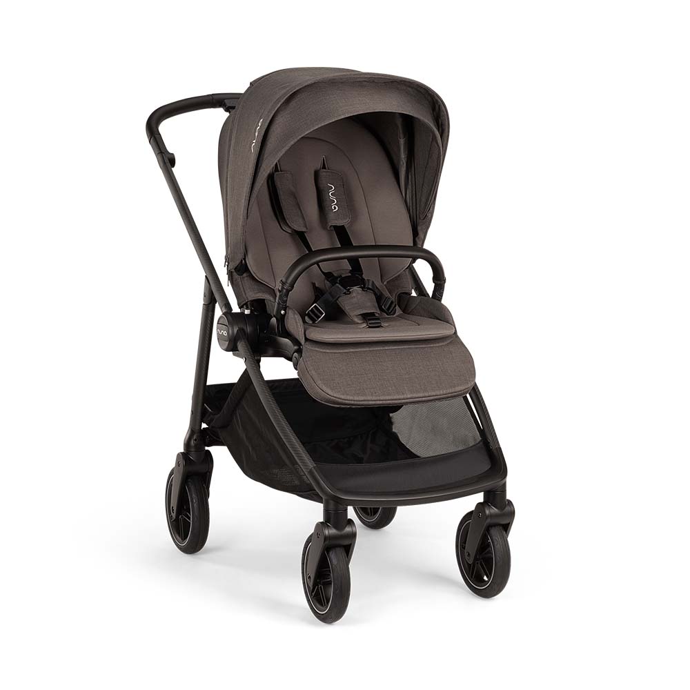 Carrinho Nuna SWIV 360 cor Granite, visto de frente, com assento orientado para a frente, arnês de segurança visível e cesto de arrumação inferior.
