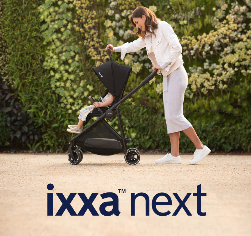 Carrinho de passeio Nuna IXXA NEXT cinzento, fechado e compacto, em pé, pronto para transporte.