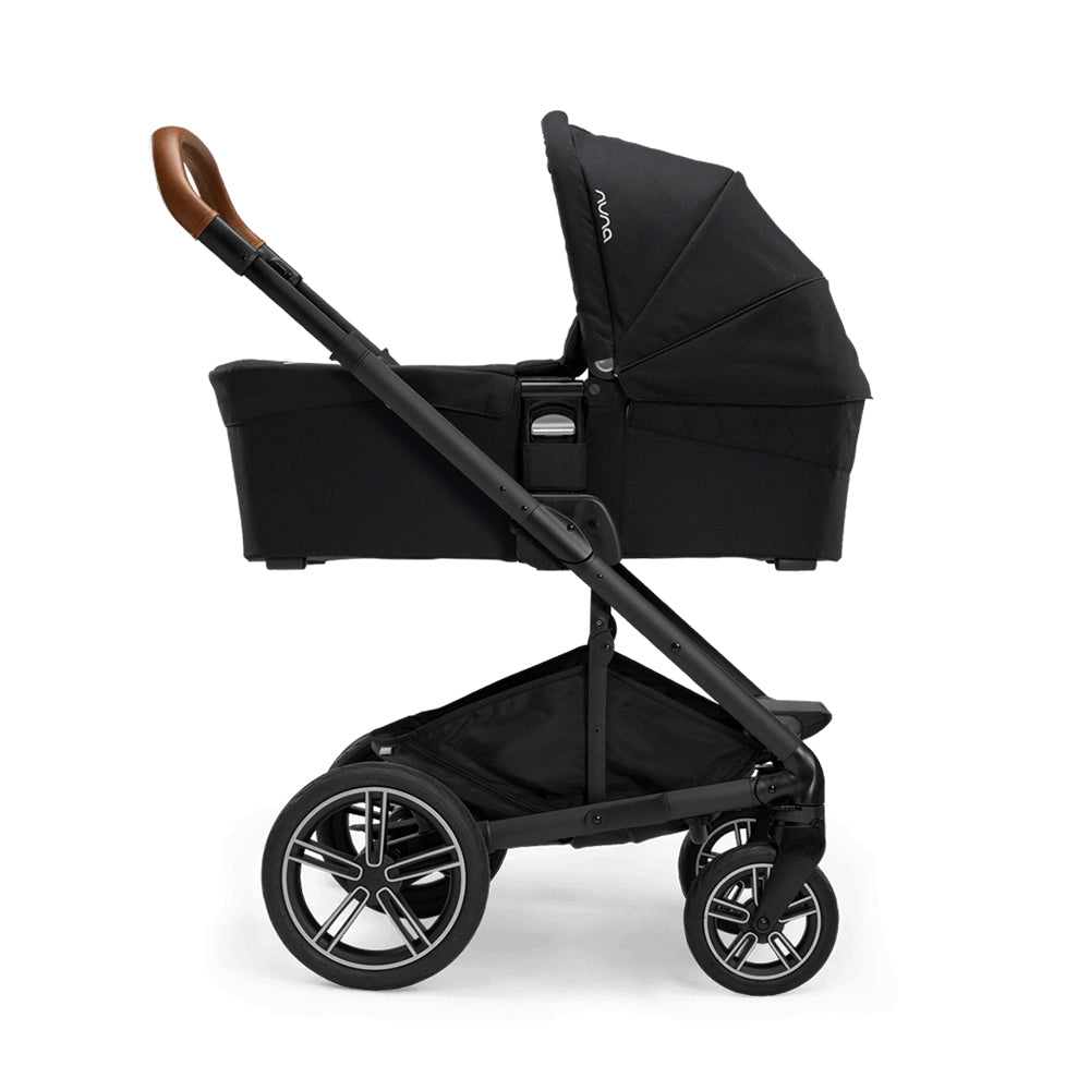 Carrinho Nuna MIXX NEXT com alcofa preta instalada, ideal para recém-nascidos, visto de lado.