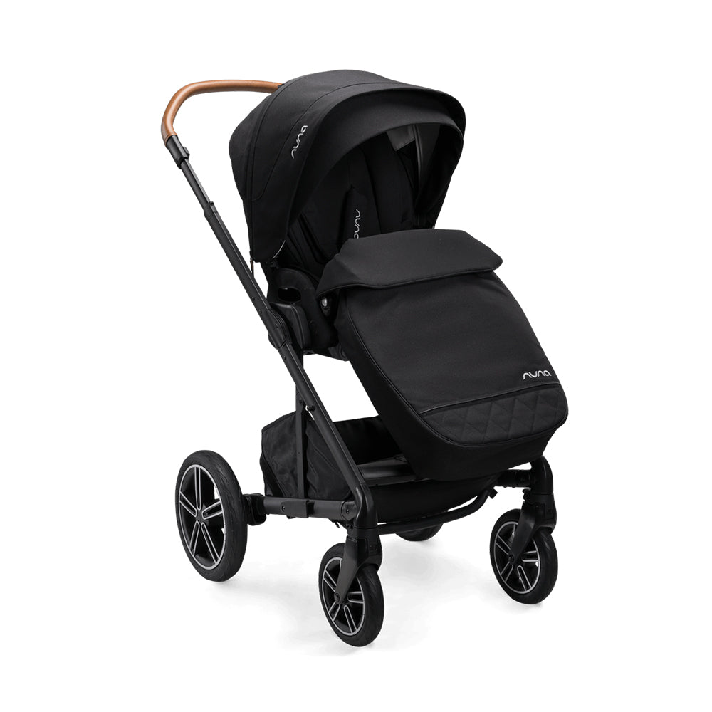 Carrinho Nuna MIXX NEXT preto com cobre-pernas acolchoado e capota estendida, pronto para o inverno.