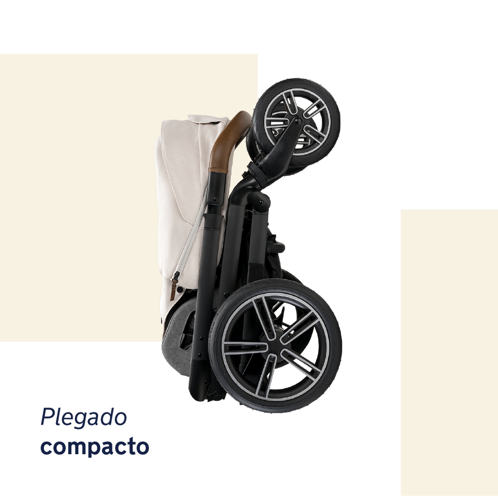 O carrinho Nuna MIXX NEXT dobrado de forma compacta, em pé, destacando as rodas pretas e prateadas.