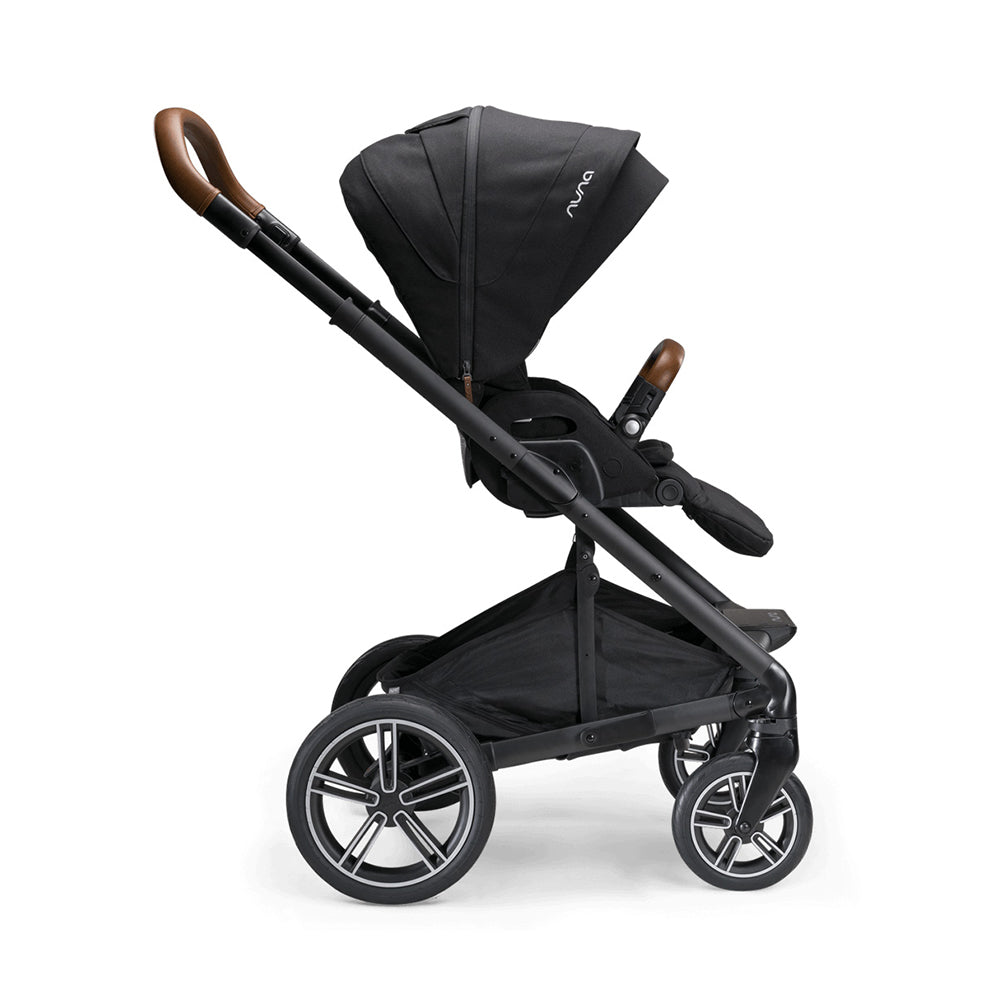 Vista lateral do carrinho Nuna MIXX NEXT Caviar com assento virado para os pais e pega ajustável em pele.