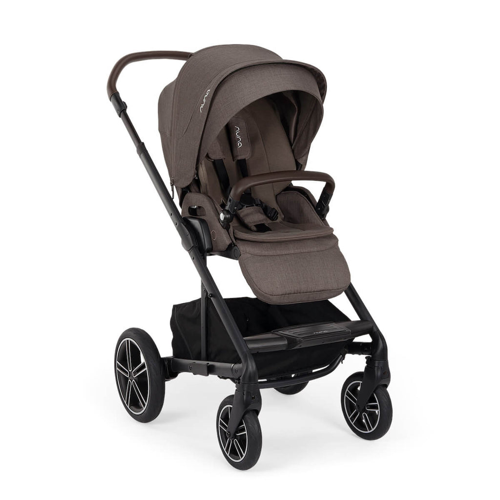 Carrinho de passeio Nuna MIXX NEXT Chestnut, vista de três quartos com o assento virado para a frente.