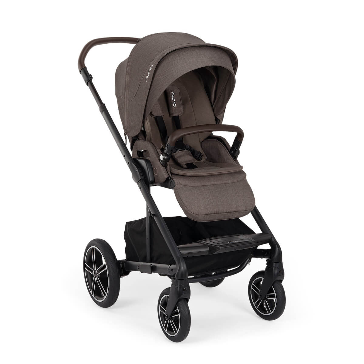 Carrinho de passeio Nuna MIXX NEXT Chestnut, vista de três quartos com o assento virado para a frente.
