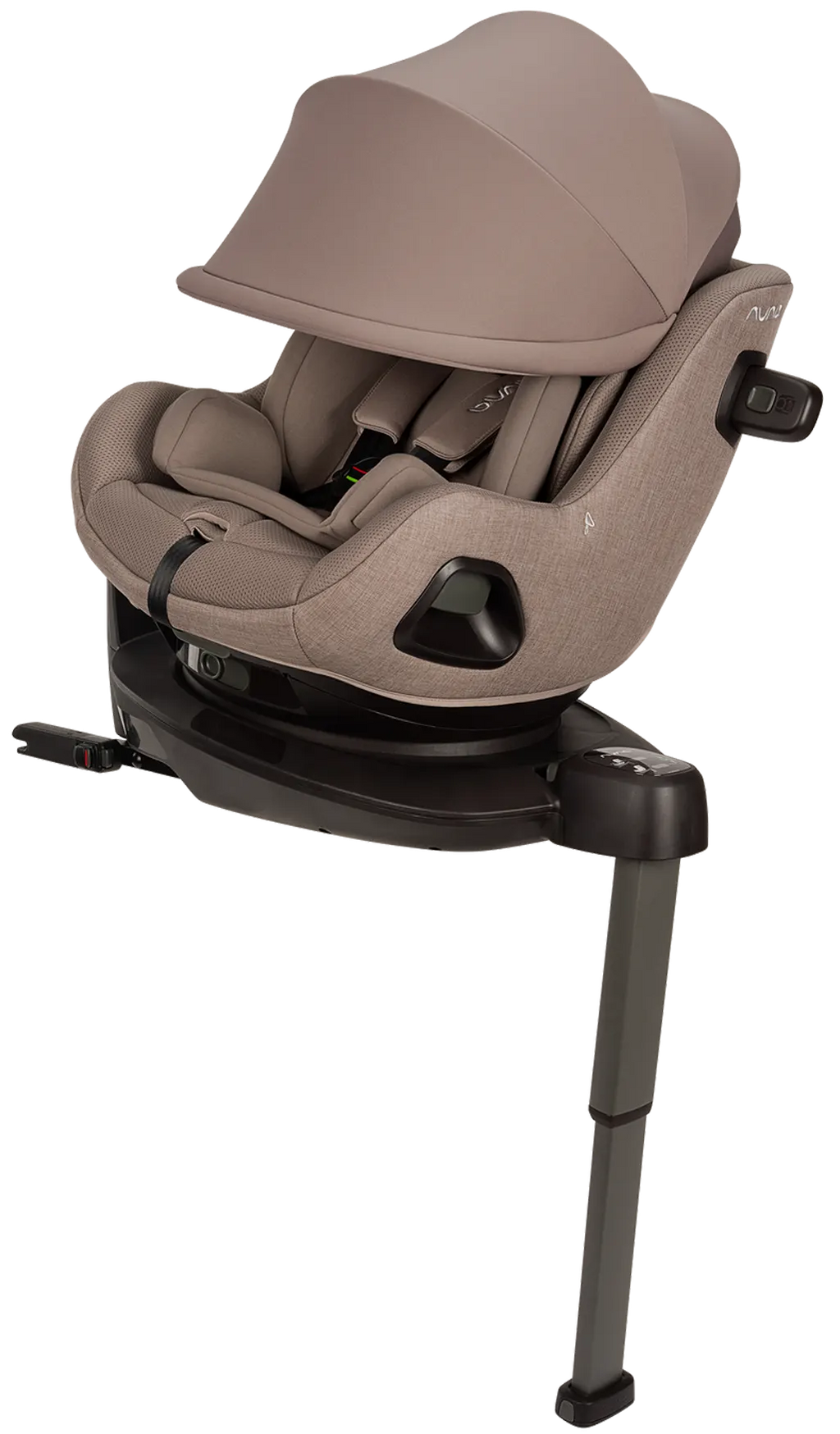 Cadeira auto Nuna Pruu Aire cor castanho claro com capota estendida, instalada na base ISOFIX com perna de apoio.