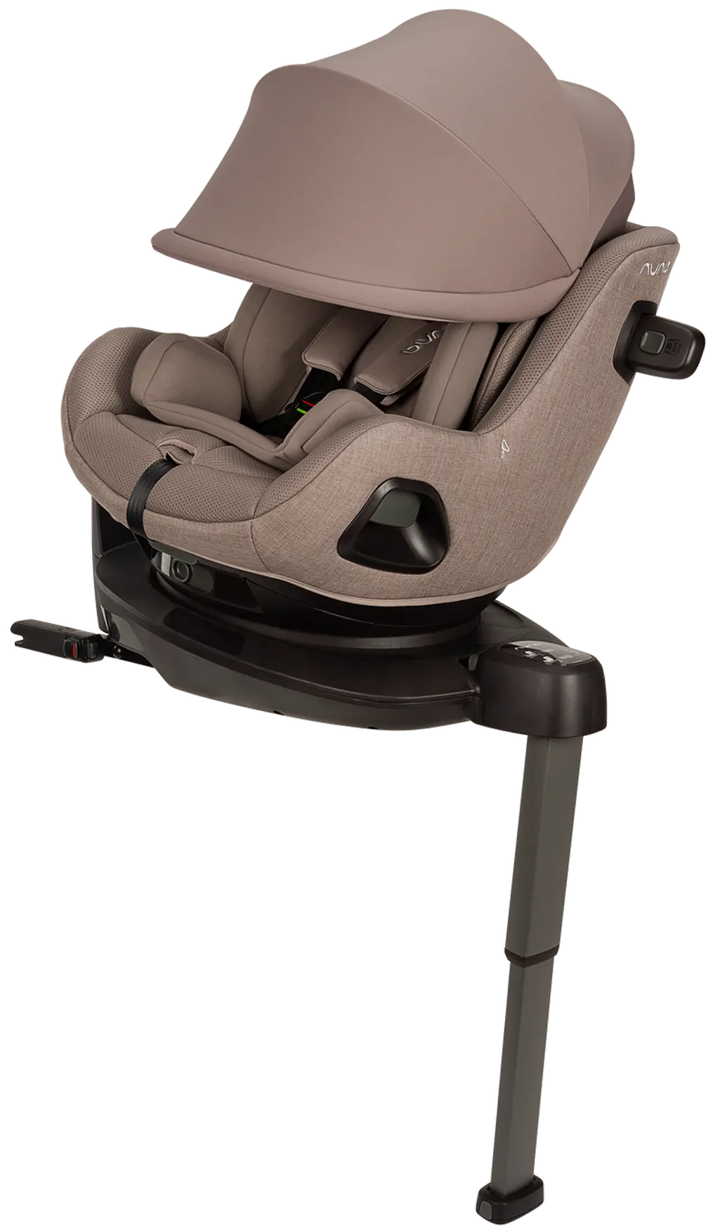 Cadeira auto Nuna Pruu Aire cor castanho claro com capota estendida, instalada na base ISOFIX com perna de apoio.