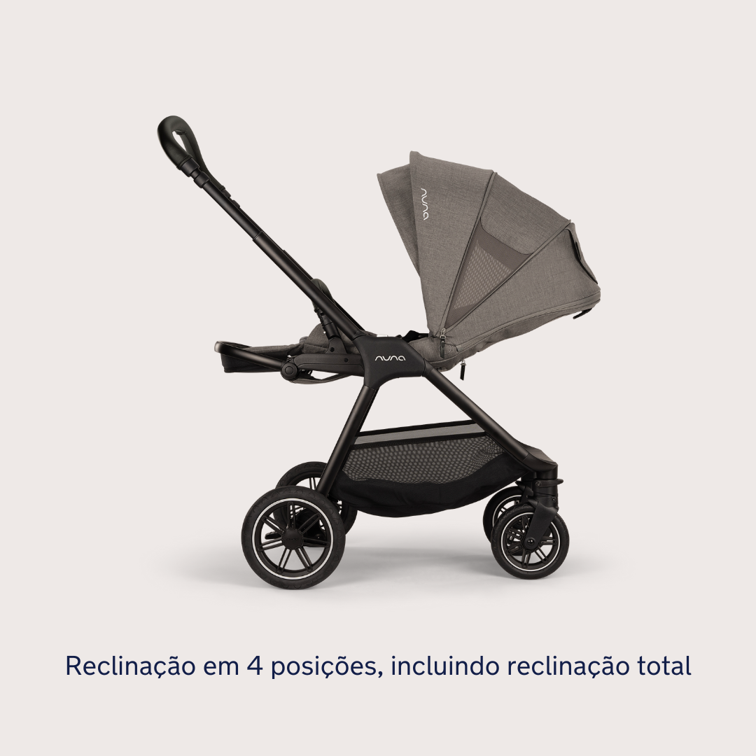 Carrinho Nuna TRIV NEXT Caviar em cinzento, com assento em posição de reclinação total, evidenciando o apoio de pernas ajustável e capota extensível.