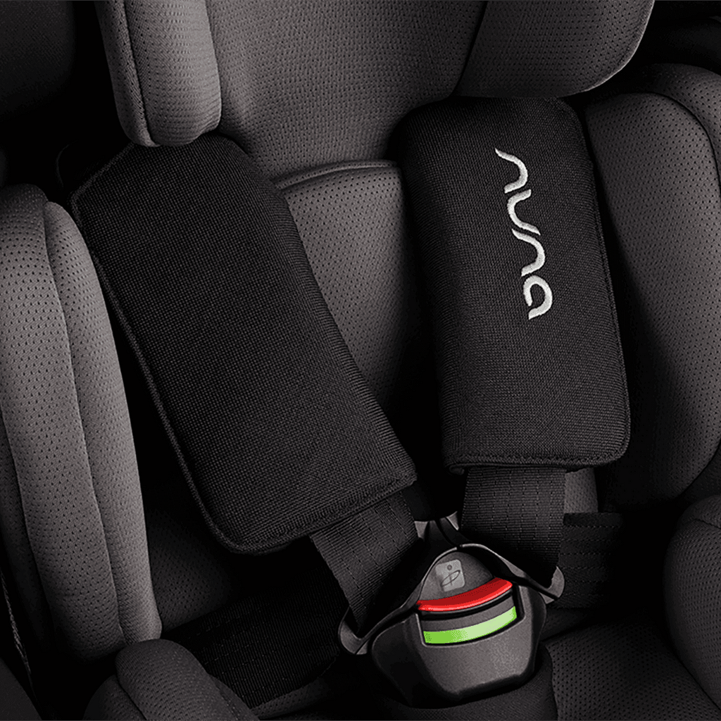 Detalhe do arnês de 5 pontos com almofadas de espuma EPP da Nuna RELX wind