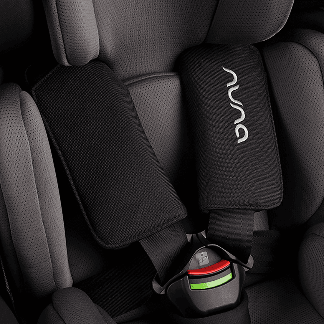 Detalhe do arnês de 5 pontos com almofadas de espuma EPP da Nuna RELX wind