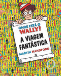 Capa do livro 'Onde Está o Wally? A Viagem Fantástica' de Martin Handford, mostrando o Wally a segurar um pergaminho sobre um fundo amarelo muito preenchido com personagens.