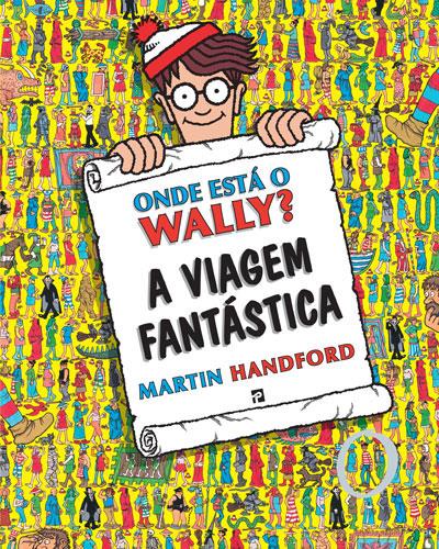 Capa do livro 'Onde Está o Wally? A Viagem Fantástica' de Martin Handford, mostrando o Wally a segurar um pergaminho sobre um fundo amarelo muito preenchido com personagens.