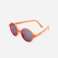 Óculos de sol infantis Ki ET LA RoZZ, modelo redondo, cor laranja vivo, em fundo cinzento claro.