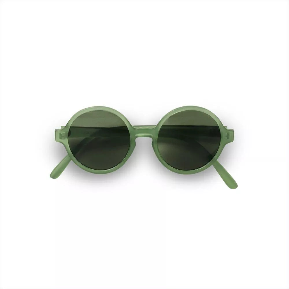 Primeiro plano de óculos de sol redondos Ki ET LA, cor verde-azeitona, sobre fundo branco.