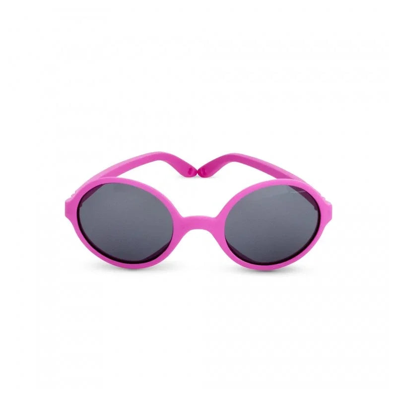 Óculos de sol infantis Kietla, modelo redondo, cor rosa choque, vistos de frente com lentes escuras.