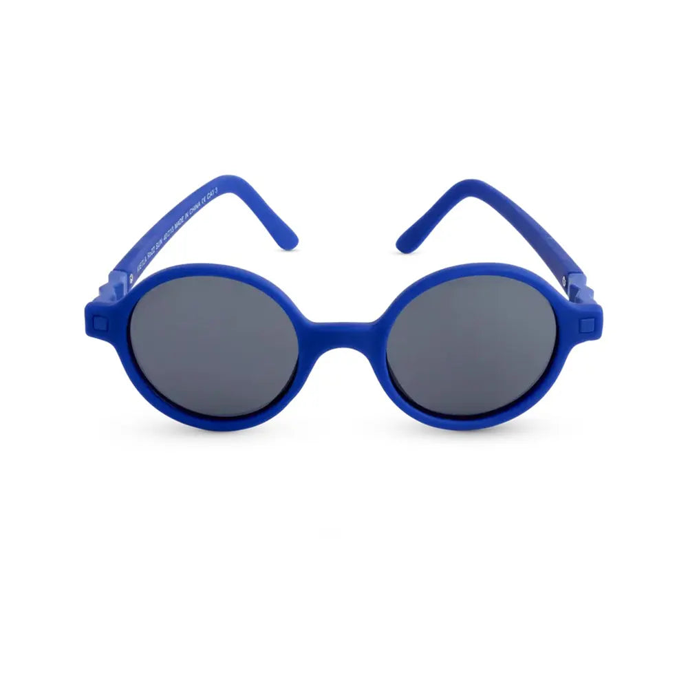 Óculos de sol infantis Kietla ROZZ, modelo redondo, cor azul elétrico, vistos de frente sobre fundo branco.