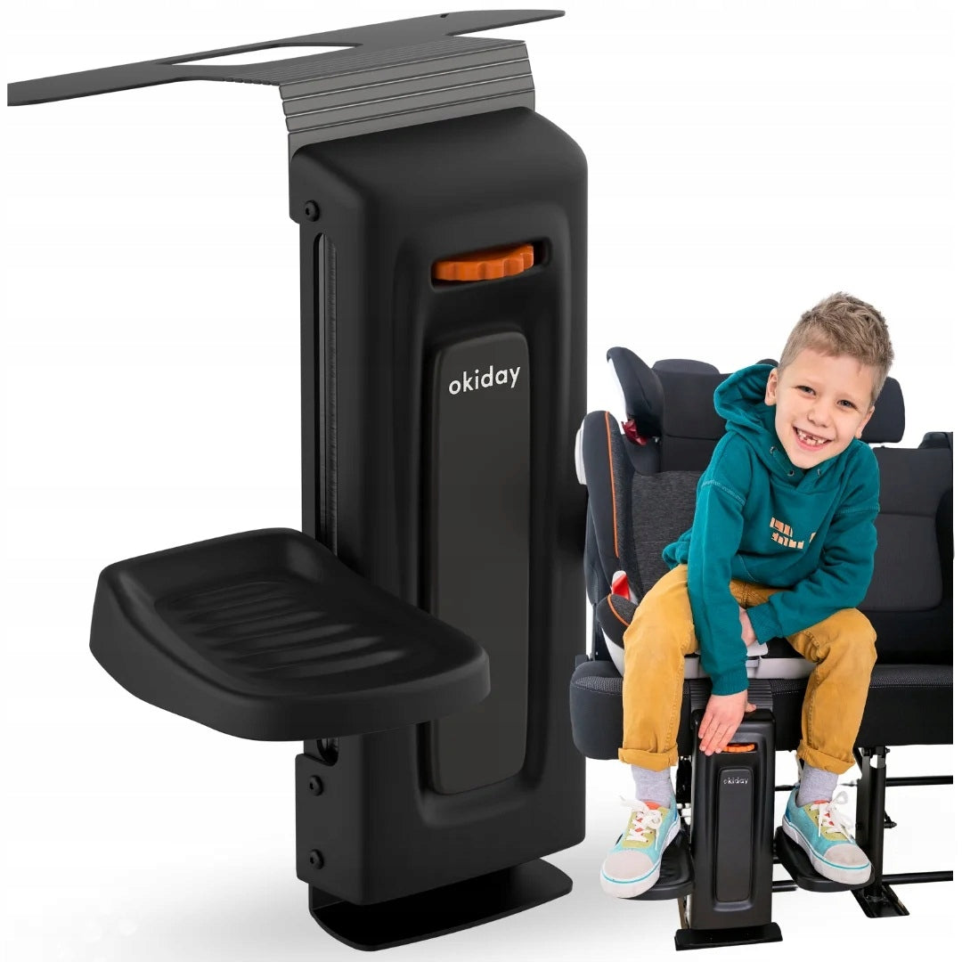 Apoio para os pés Okiday instalado num veículo com fixação ISOFIX para conforto da criança