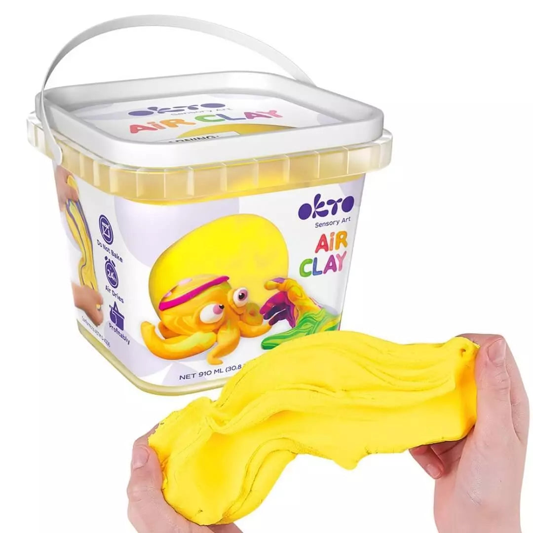 Balde de pasta de modelar Okto Air Clay amarelo (910ml) com uma porção do barro maleável a ser esticada por mãos.