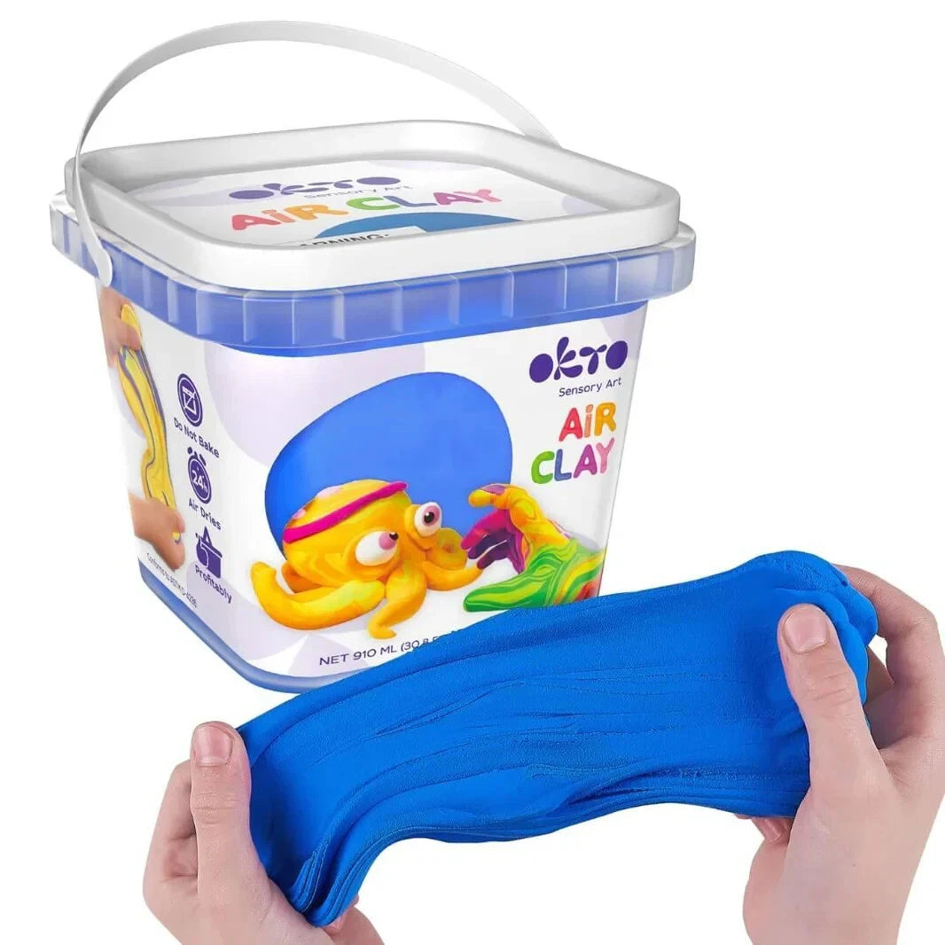 Balde de pasta de modelar Okto Air Clay azul (910ml) com uma porção do barro maleável a ser esticada por mãos.
