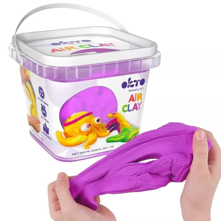 Balde de pasta de modelar Okto Air Clay roxo (910ml) com uma porção do barro maleável a ser esticada por mãos.