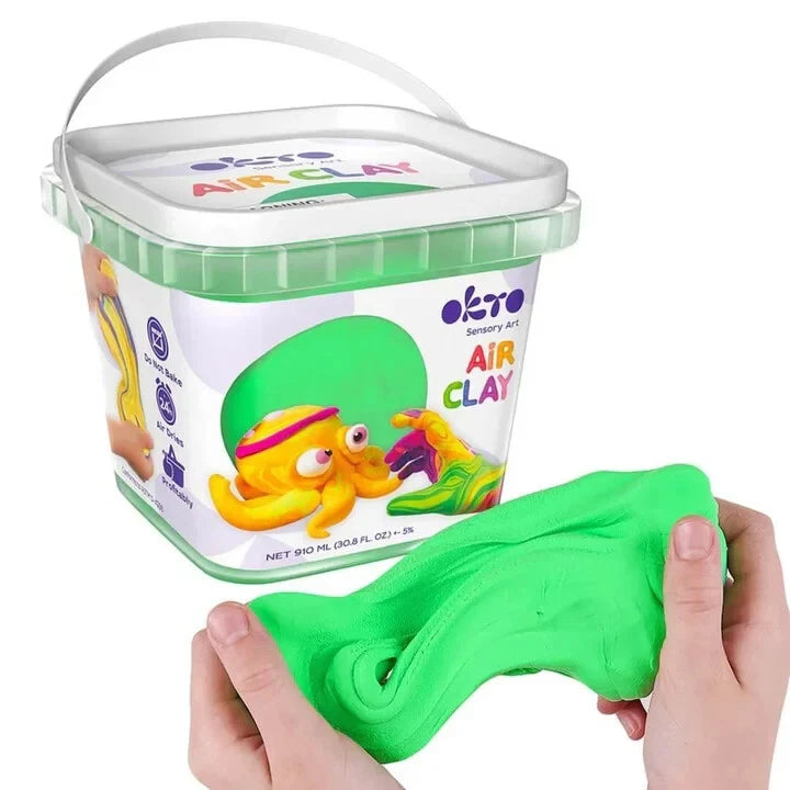 Balde de pasta de modelar Okto Air Clay verde (910ml) com uma porção do barro maleável a ser esticada por mãos.