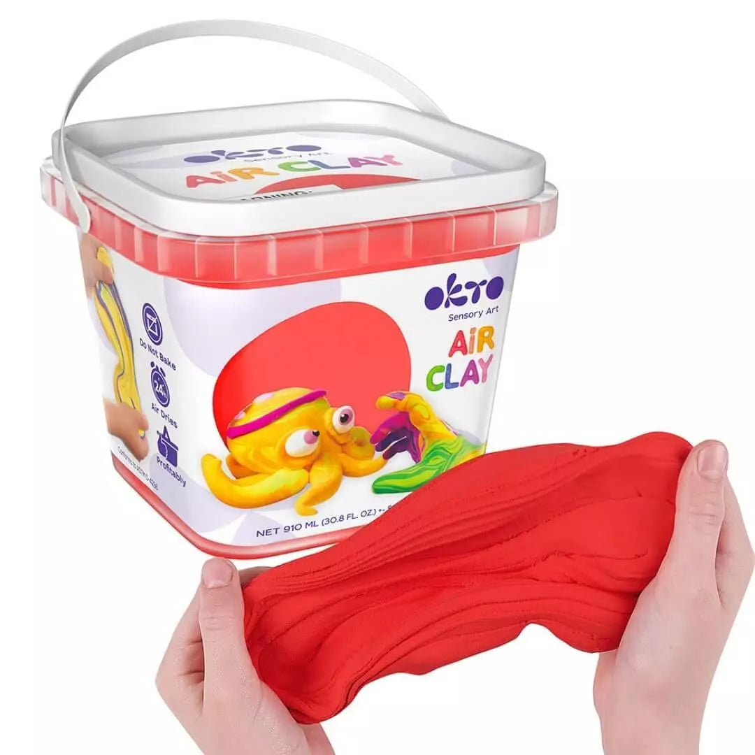 Balde de pasta de modelar Okto Air Clay vermelho (910ml) com uma porção do barro maleável a ser esticada por mãos.