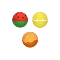 Conjunto de três bolas sensoriais Oli&Carol Fruit Salad Set, com formas de melancia, limão e tangerina, sobre fundo branco.