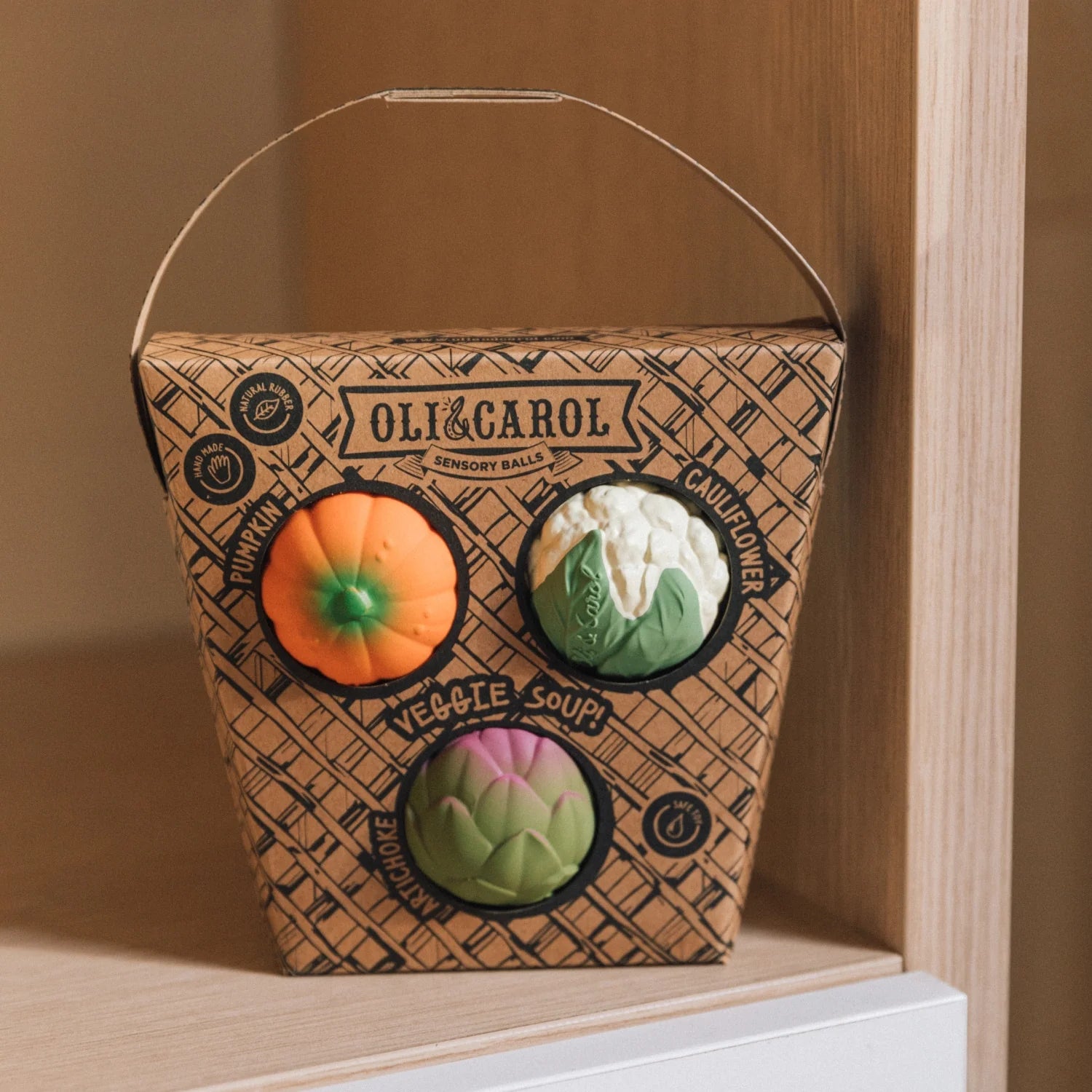 Conjunto de bolas sensoriais Oli & Carol "Sopa de Legumes" na sua embalagem original, mostrando a apresentação do produto.