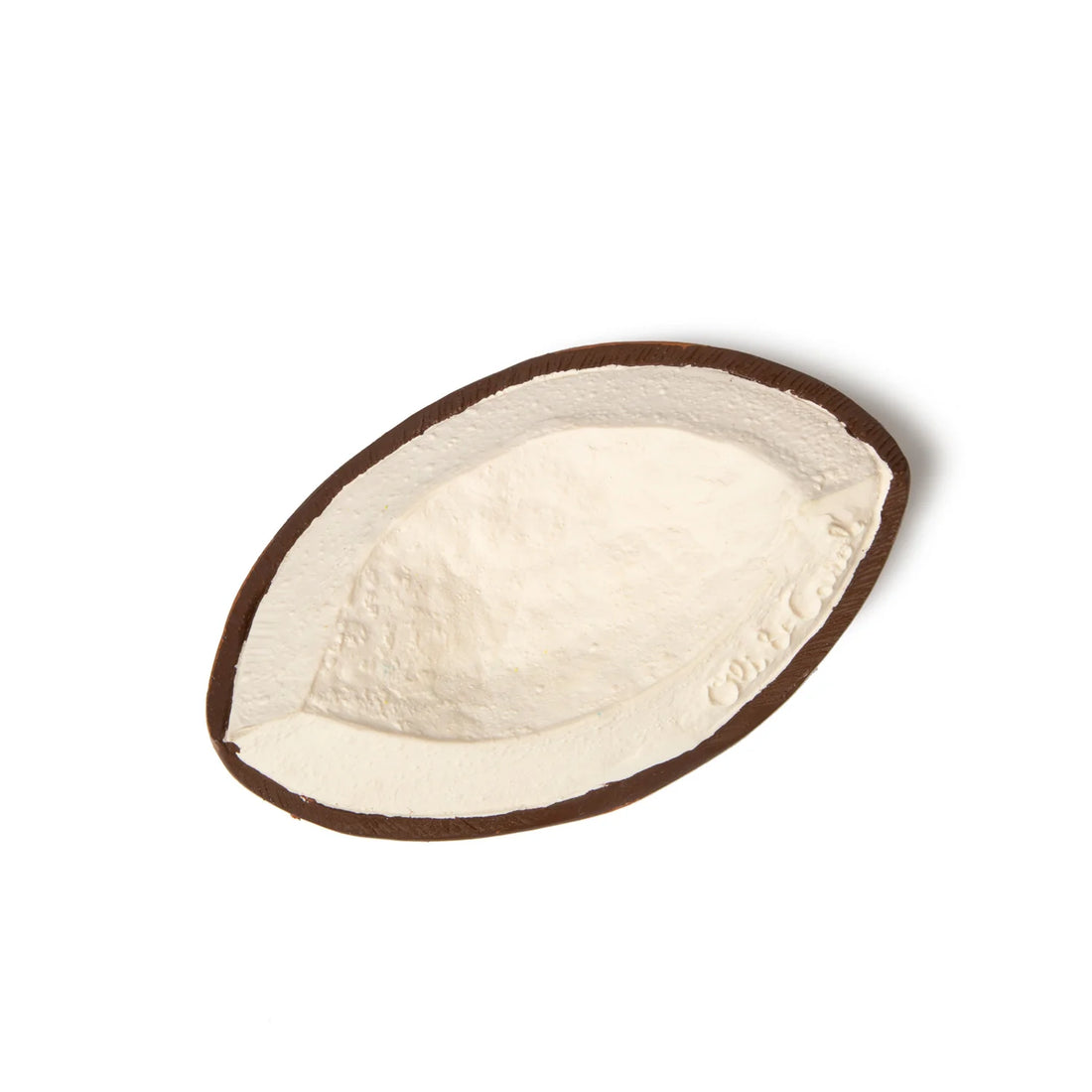 Mordedor Coco the Coconut da Oli & Carol, em forma de meia-fatia de coco, feito de borracha natural. Ideal para dentição e banho.