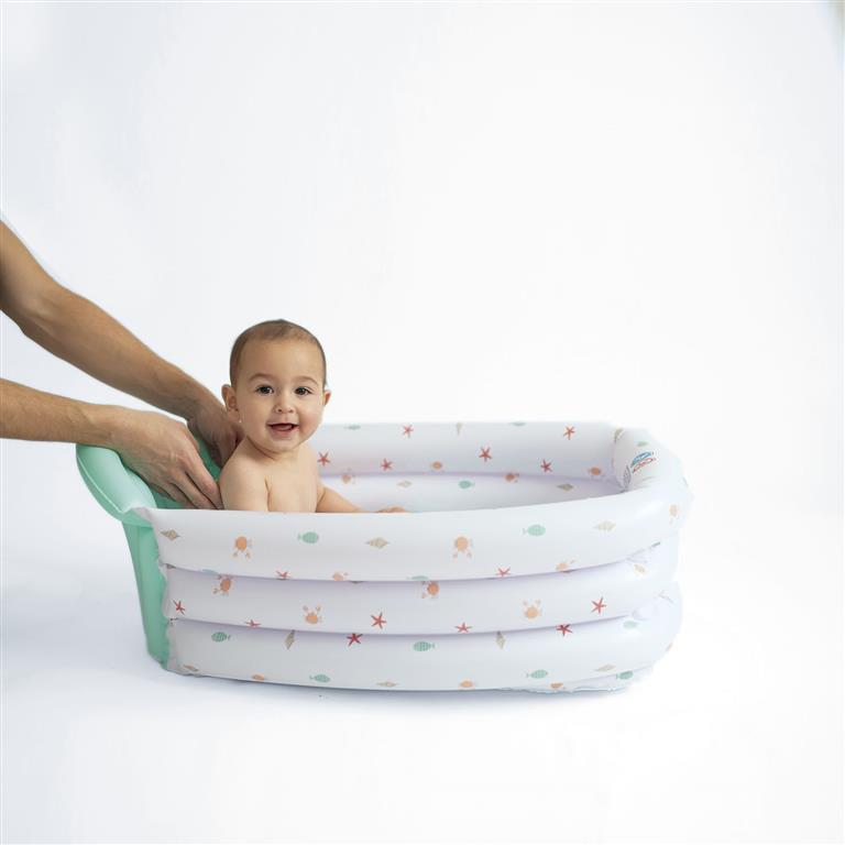 Bebé a tomar banho na banheira insuflável Olmitos, demonstrando o tamanho adequado e o conforto proporcionado.
